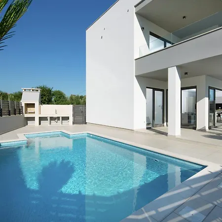 Luxury With Private Pool 100 M From The And Close To Pula *