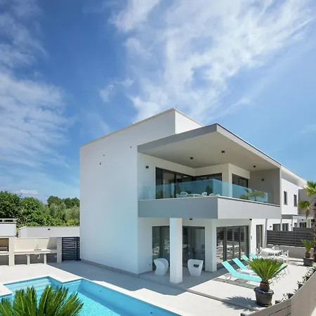 Luxury With Private Pool 100 M From The And Close To Pula Appartement