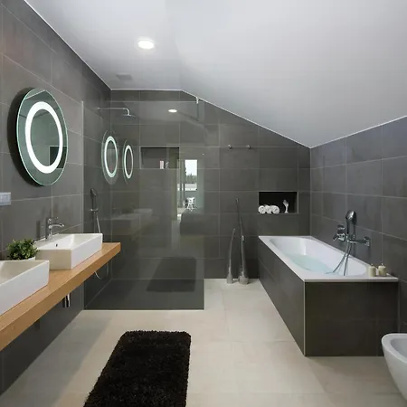 Luxury With Private Pool, 100 M From The And Close To Pula