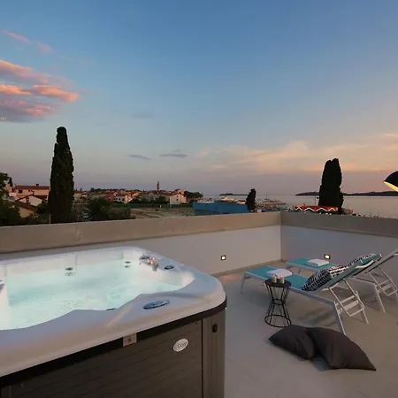 Luxury With Private Pool 100 M From The And Close To Pula Apartment *