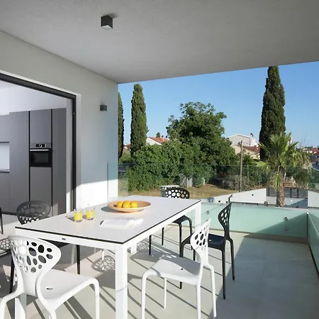 Apartment Luxury With Private Pool 100 M From The And Close To Pula *
