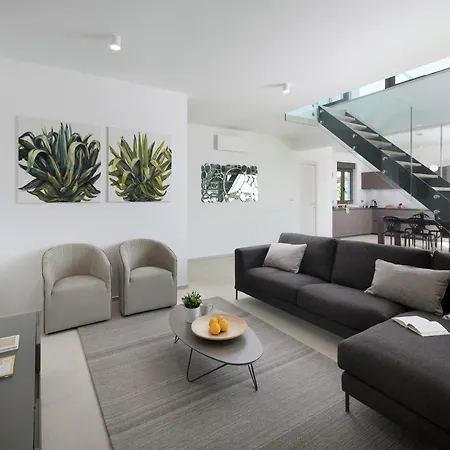 Luxury With Private Pool 100 M From The And Close To Pula Apartment