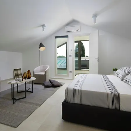 Luxury With Private Pool 100 M From The And Close To Pula Apartment *