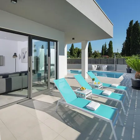 Luxury With Private Pool 100 M From The And Close To Pula Fazana