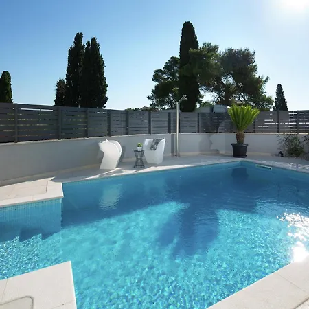 Luxury With Private Pool 100 M From The And Close To Pula