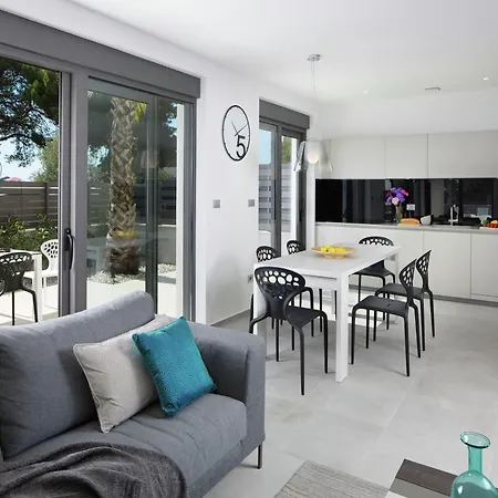 Luxury With Private Pool 100 M From The And Close To Pula Apartment *