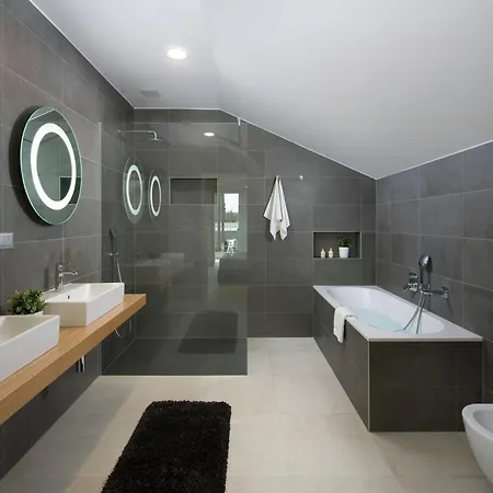 Apartment Luxury With Private Pool 100 M From The And Close To Pula *