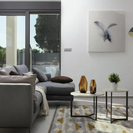 Luxury With Private Pool 100 M From The And Close To Pula *