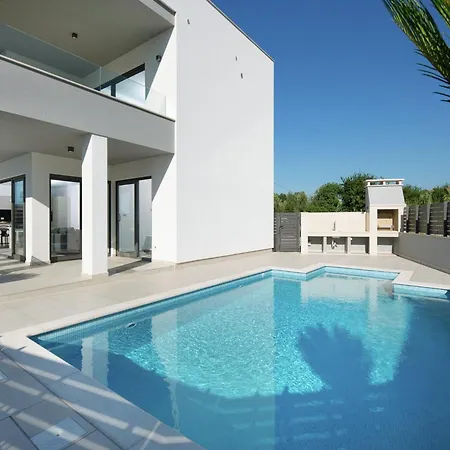 Luxury With Private Pool 100 M From The And Close To Pula Fazana