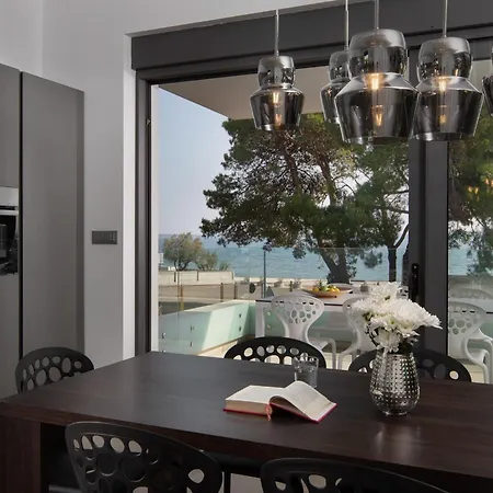 Luxury With Private Pool 100 M From The And Close To Pula Apartment *