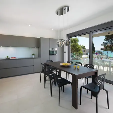Apartment Luxury With Private Pool 100 M From The And Close To Pula Fazana