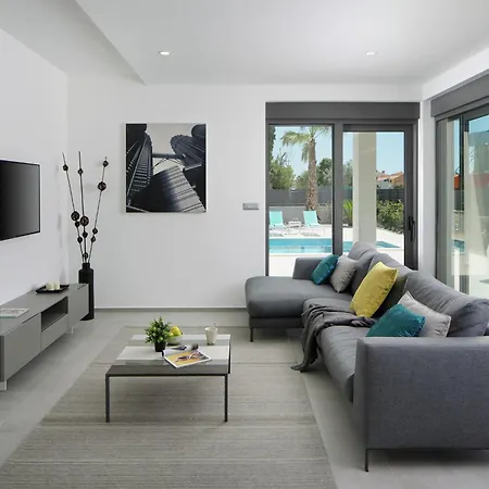 Apartment Luxury With Private Pool 100 M From The And Close To Pula *