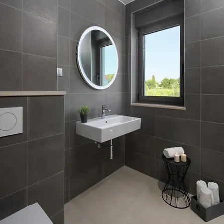 Luxury With Private Pool 100 M From The And Close To Pula Apartment Fazana
