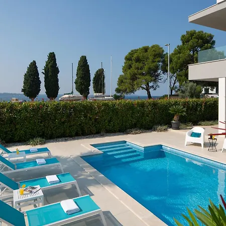 Luxury With Private Pool 100 M From The And Close To Pula *