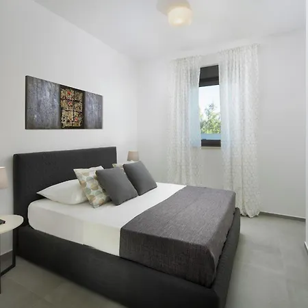 Luxury With Private Pool 100 M From The And Close To Pula Apartment *