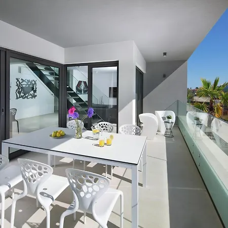 Apartment Luxury With Private Pool 100 M From The And Close To Pula *