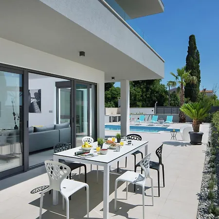 Luxury With Private Pool 100 M From The And Close To Pula Apartment