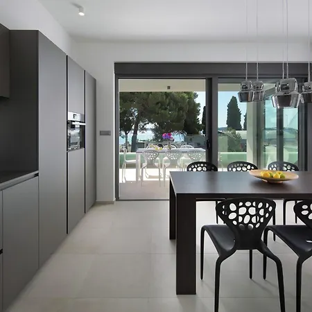 Luxury With Private Pool 100 M From The And Close To Pula Apartment Fazana