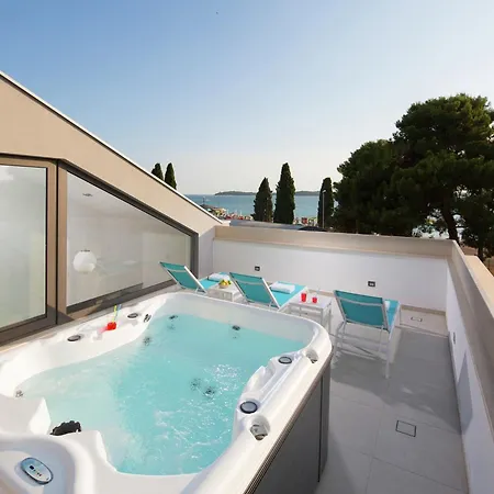 Luxury With Private Pool 100 M From The And Close To Pula