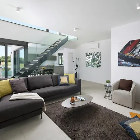 Luxury With Private Pool 100 M From The And Close To Pula Apartment