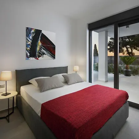 Apartment Luxury With Private Pool 100 M From The And Close To Pula