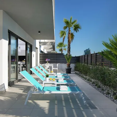 Luxury With Private Pool 100 M From The And Close To Pula Apartment *
