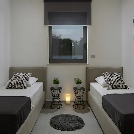 Luxury With Private Pool 100 M From The And Close To Pula *