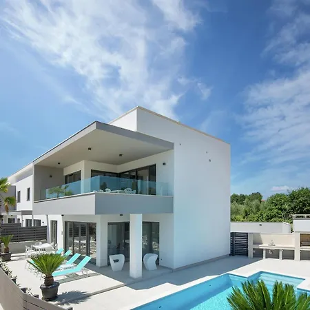 Luxury With Private Pool 100 M From The And Close To Pula Fazana