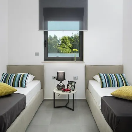 Apartment Luxury With Private Pool 100 M From The And Close To Pula *