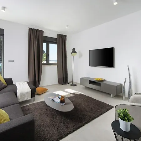 Apartment Luxury With Private Pool 100 M From The And Close To Pula Fazana