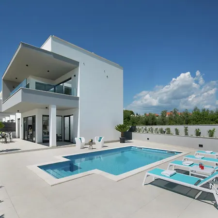 Luxury With Private Pool 100 M From The And Close To Pula Apartment