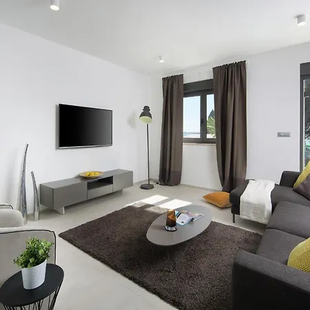 Luxury With Private Pool 100 M From The And Close To Pula Apartment *