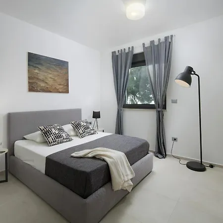 Apartment Luxury With Private Pool 100 M From The And Close To Pula *