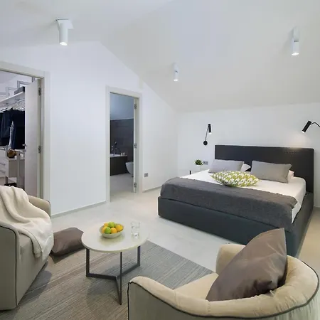 Apartment Luxury With Private Pool 100 M From The And Close To Pula *