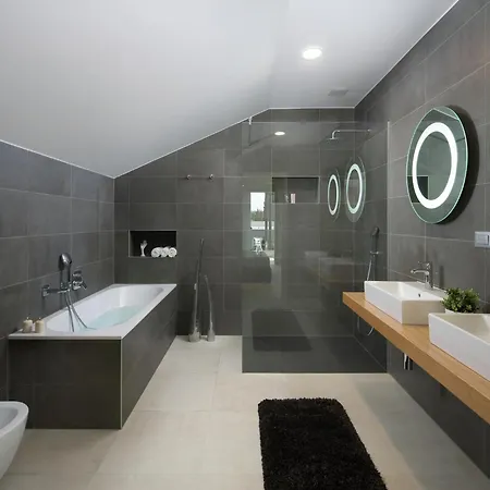 Lägenhet Luxury With Private Pool, 100 M From The And Close To Pula Fažana