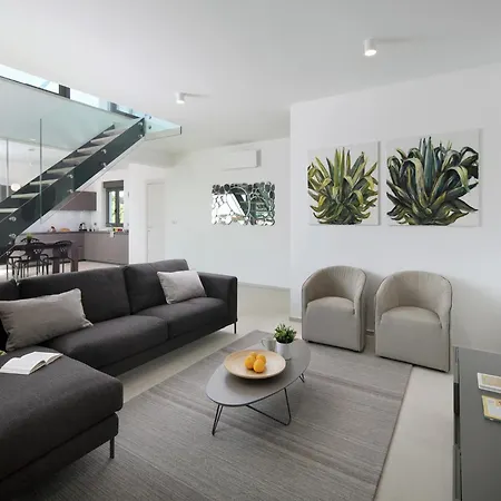 Luxury With Private Pool, 100 M From The And Close To Pula *